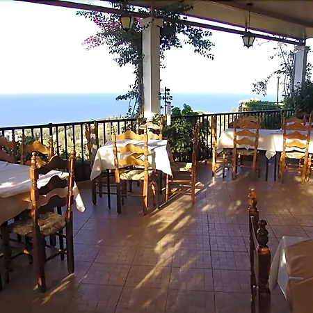 75 Steps Taverna And Hotel